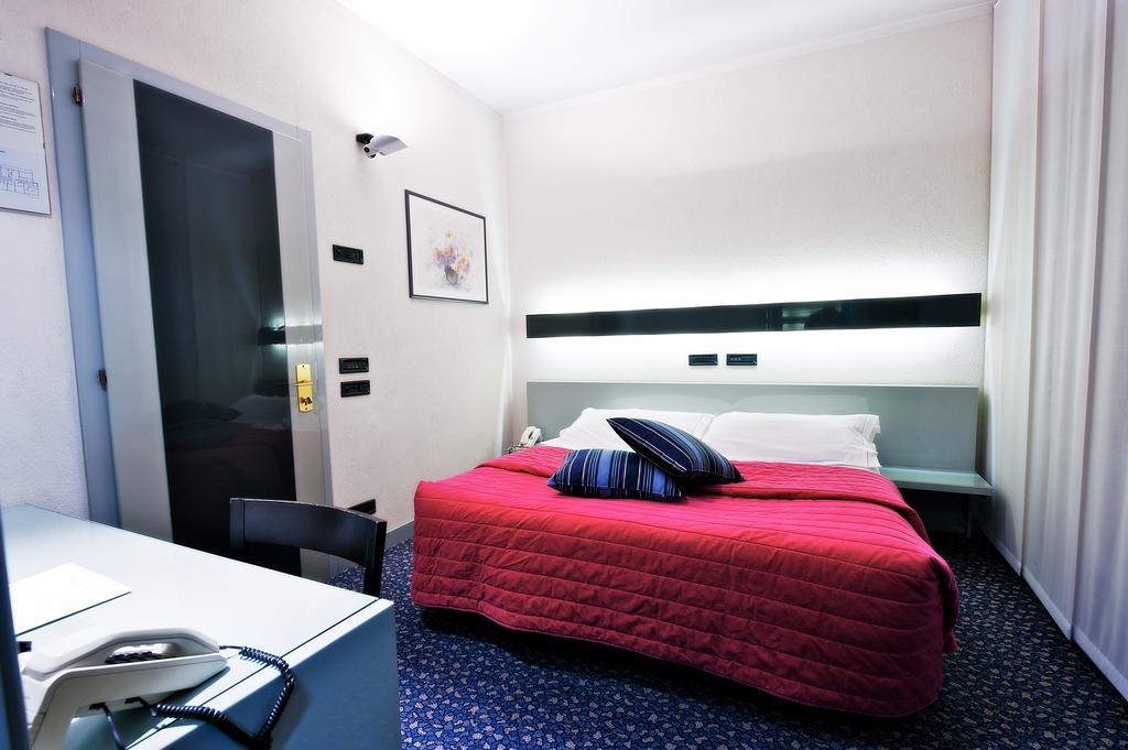 Hotel Michelangelo Biella Quarto foto